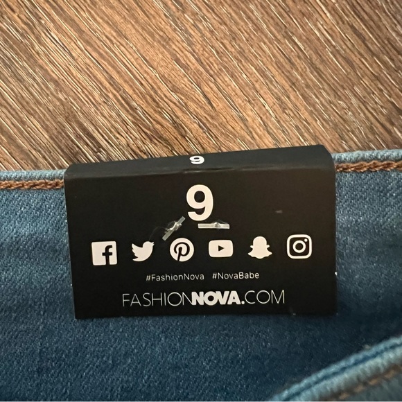 Fashion Nova Alexis Booty Booty Shorts - Medium Blue Wash - Size 9 NEW WITH TAGS - Picture 5 of 8